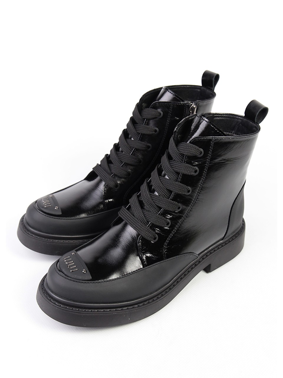 Жіночі черевики з натуральної лак шкіри чорного кольору 34737