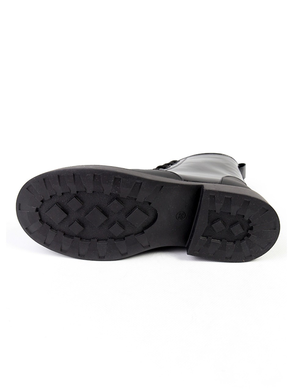 Жіночі черевики з натуральної лак шкіри чорного кольору 34737