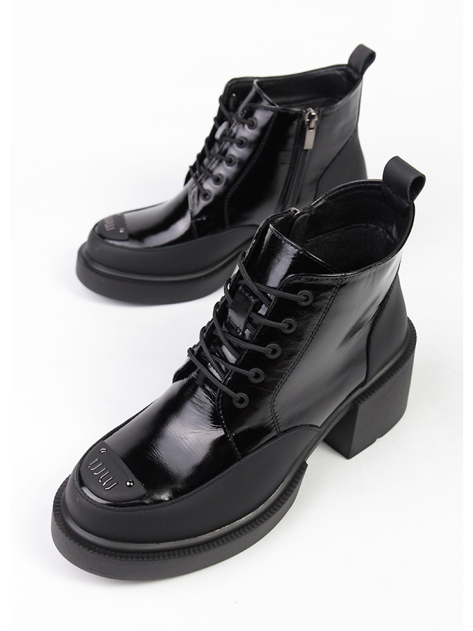Женские ботинки из натуральной лаковой кожи на каблуках чёрного цвета 34740