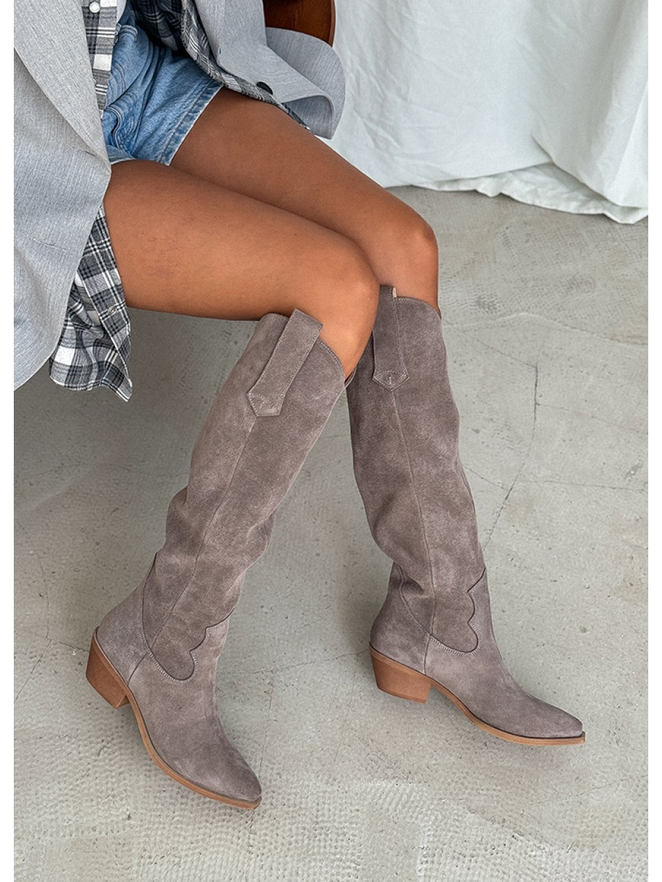 Жіночі чоботи козаки з натуральної замші (Байка) кольору лате 34871