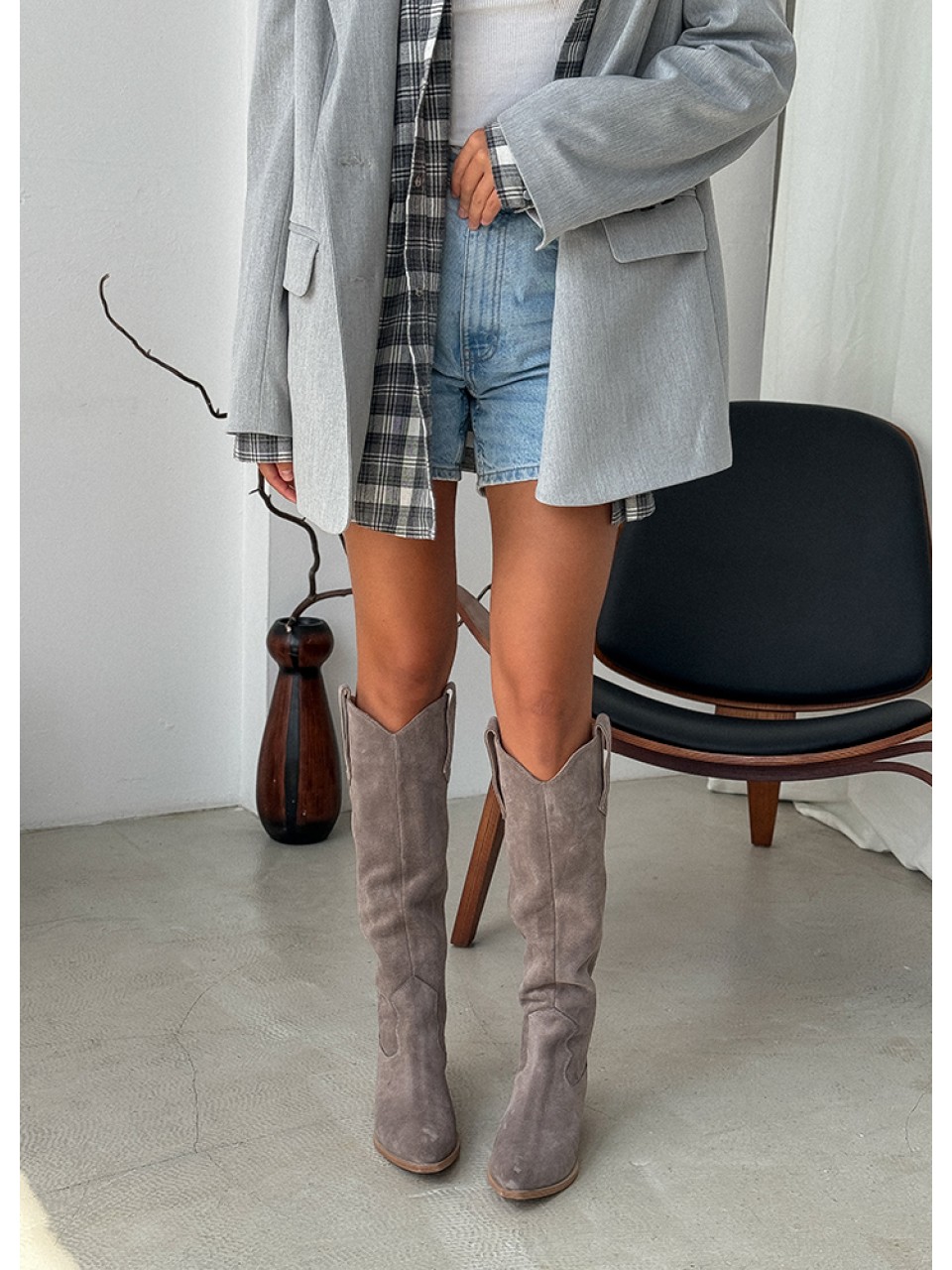 Жіночі чоботи козаки з натуральної замші (Європейка) кольору лате 34872