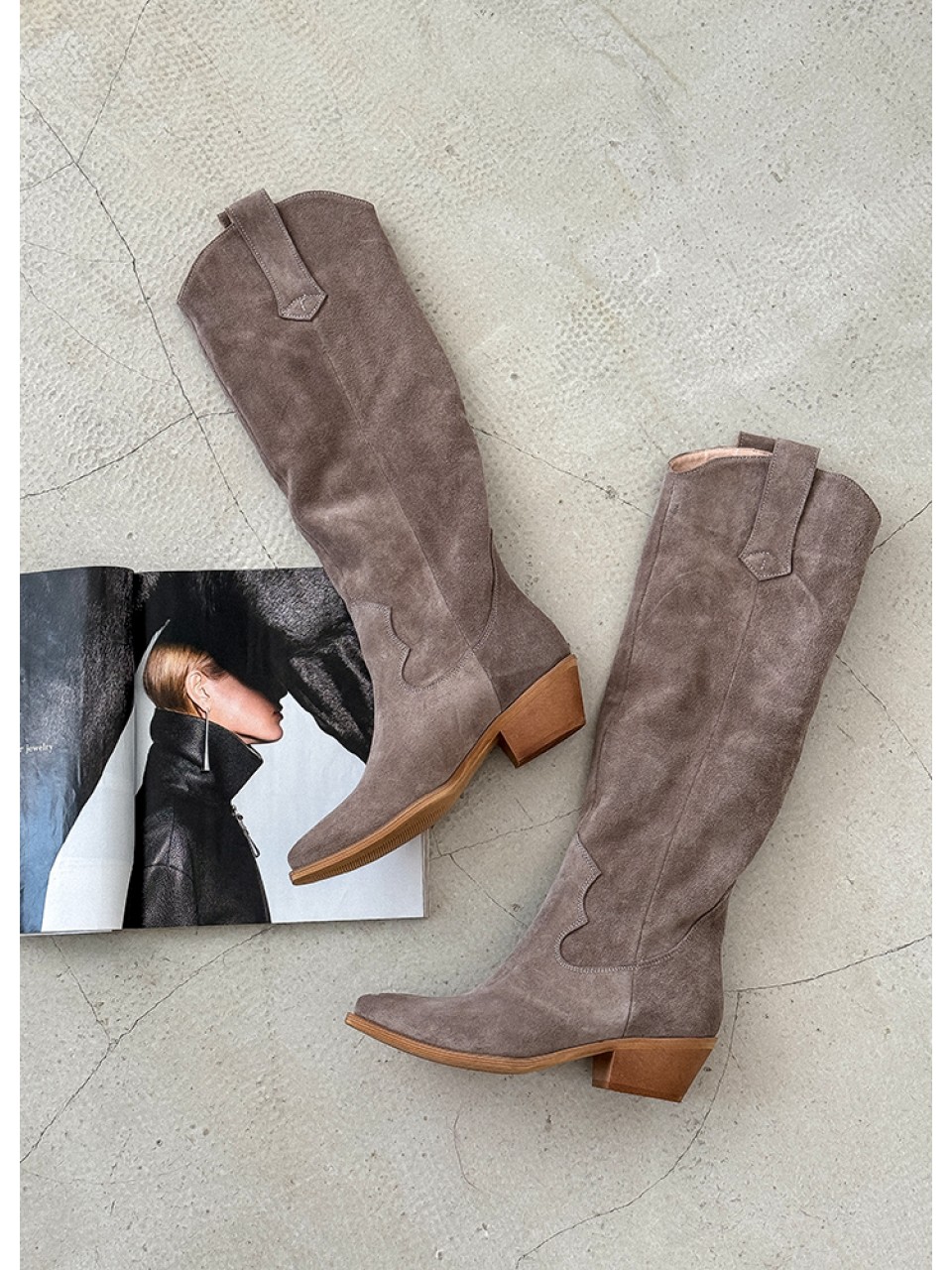 Жіночі чоботи козаки з натуральної замші (Європейка) кольору лате 34872