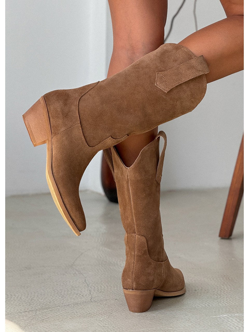 Женские сапоги казаки из натуральной замши (Байка) коричневого цвета 34874