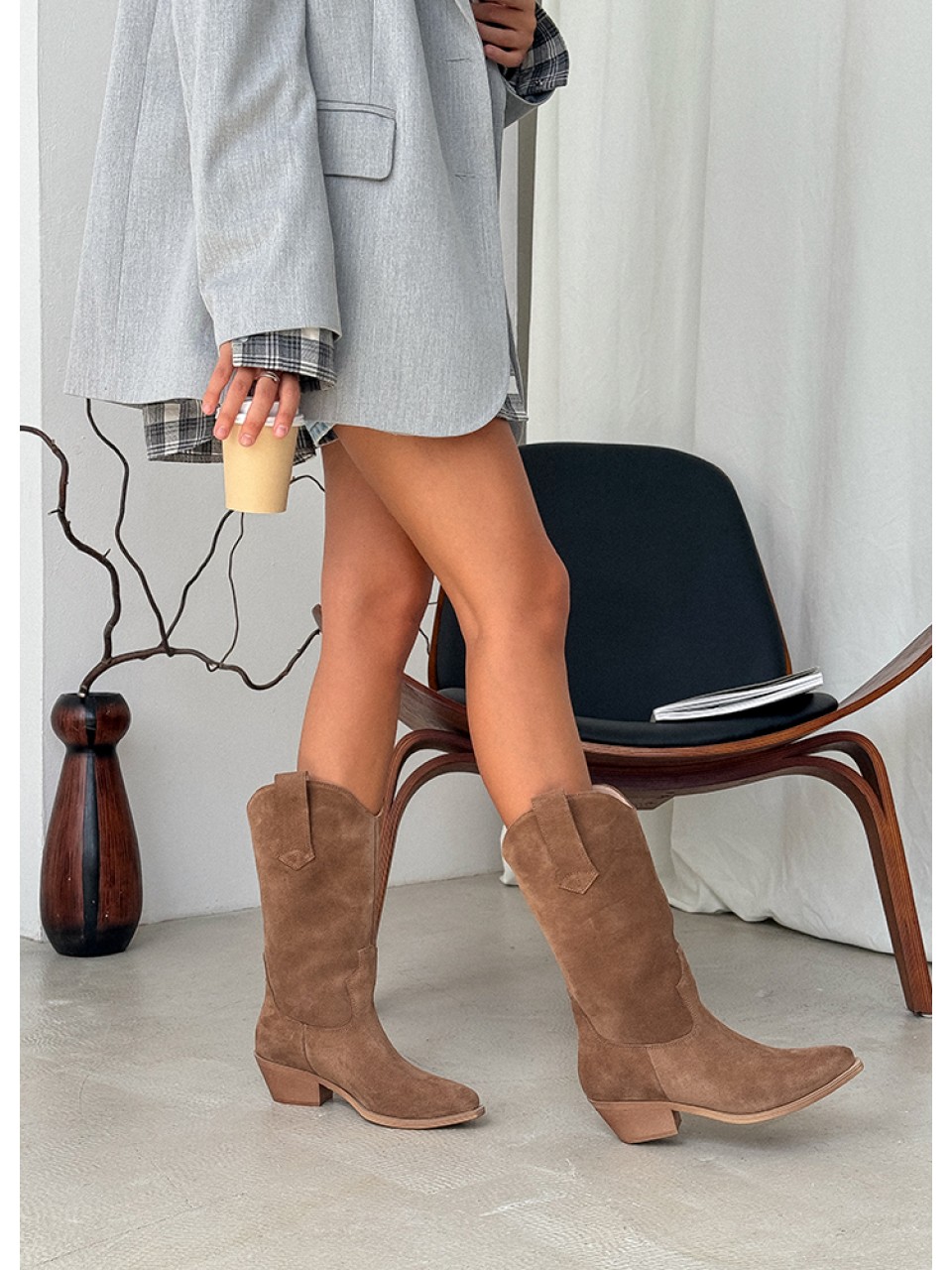 Женские сапоги казаки из натуральной замши (Байка) коричневого цвета 34874