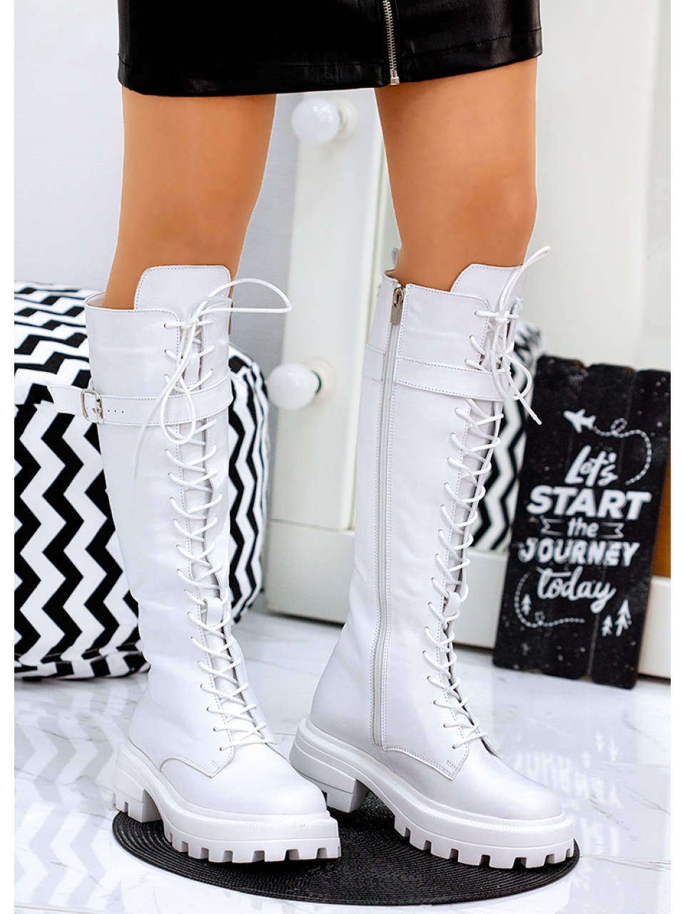 Женские сапоги из натуральной кожи на шнуровке (Байка) белого цвета 34867