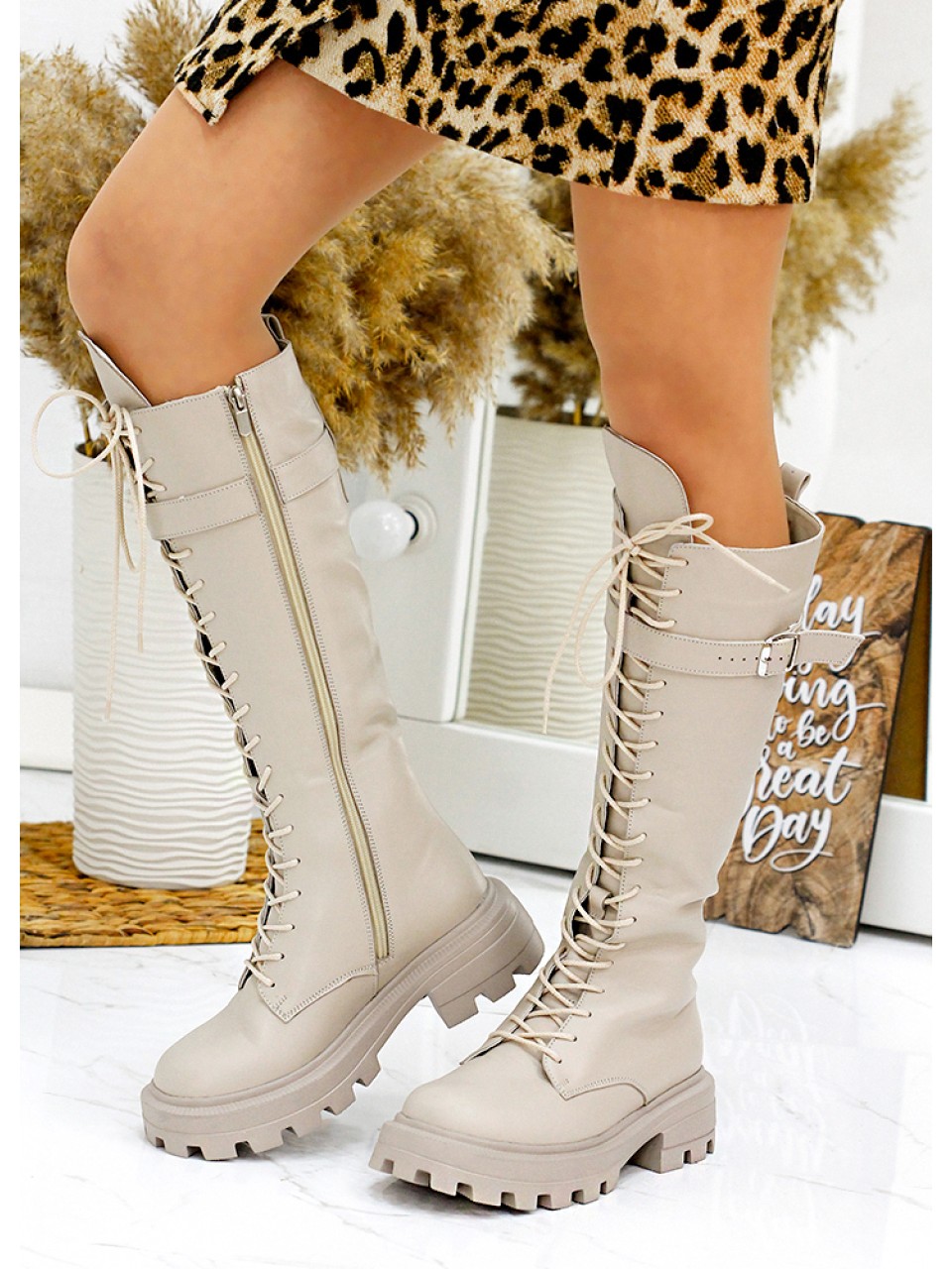 Жіночі чоботи з натуральної шкіри на шнурівці (Європейка) бежевого кольору 34865