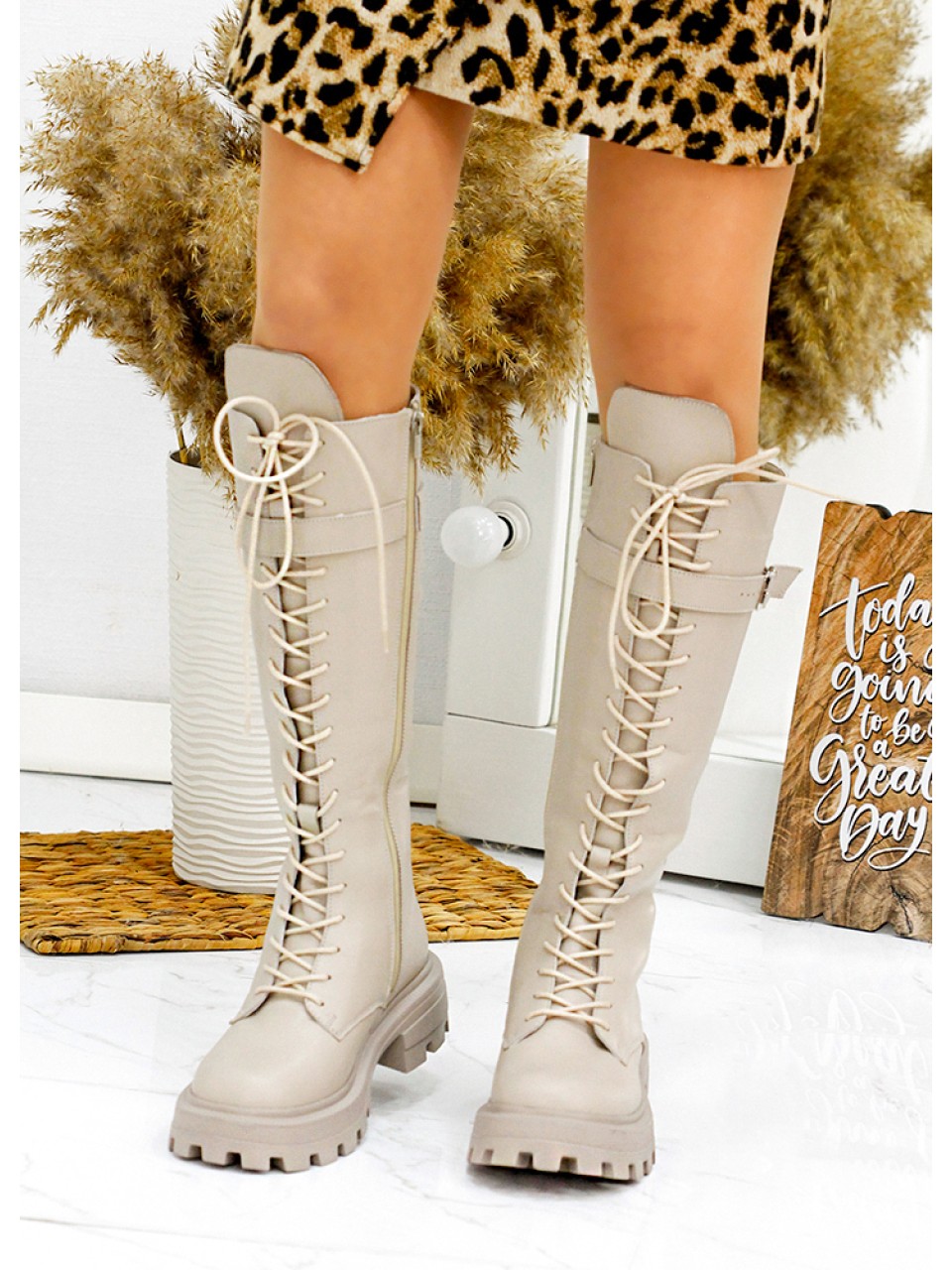 Жіночі чоботи з натуральної шкіри на шнурівці (Європейка) бежевого кольору 34865