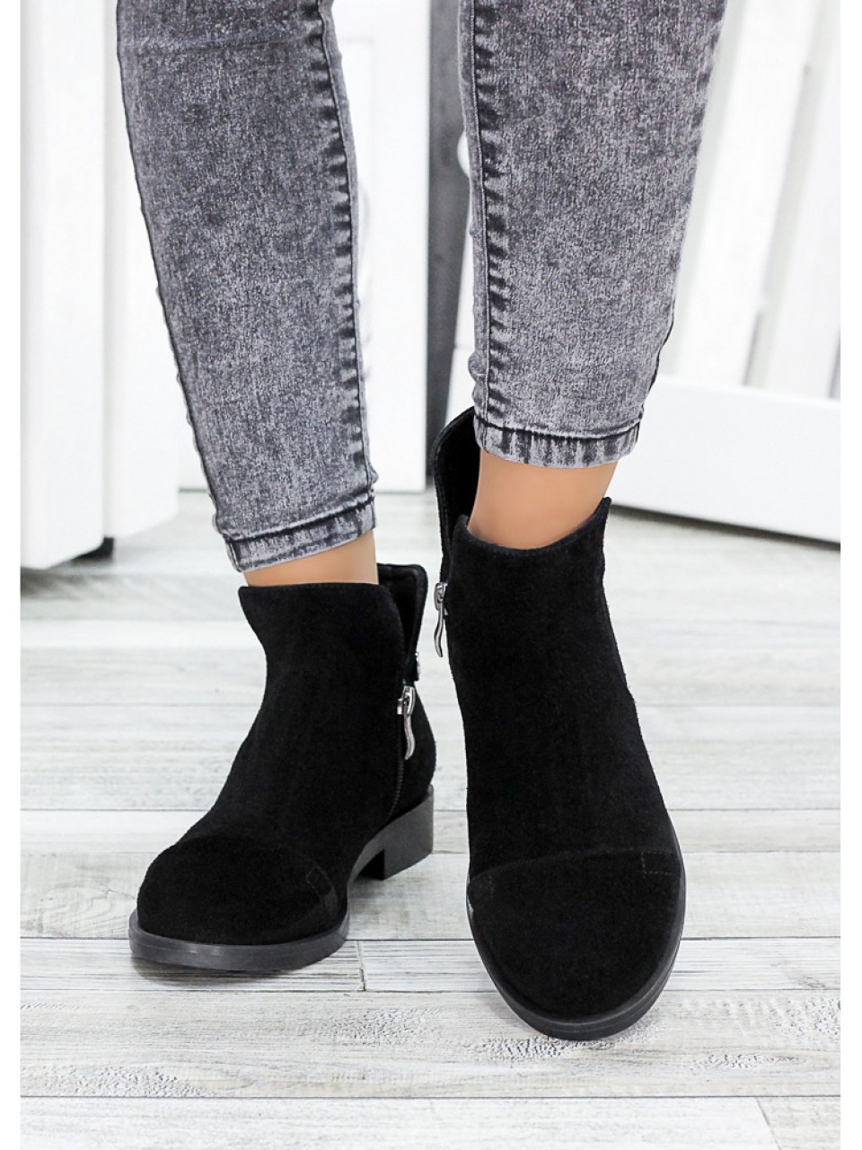 Женские замшевые короткие ботинки на байке черного цвета 34915
