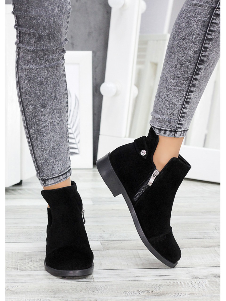 Женские замшевые короткие ботинки на байке черного цвета 34915