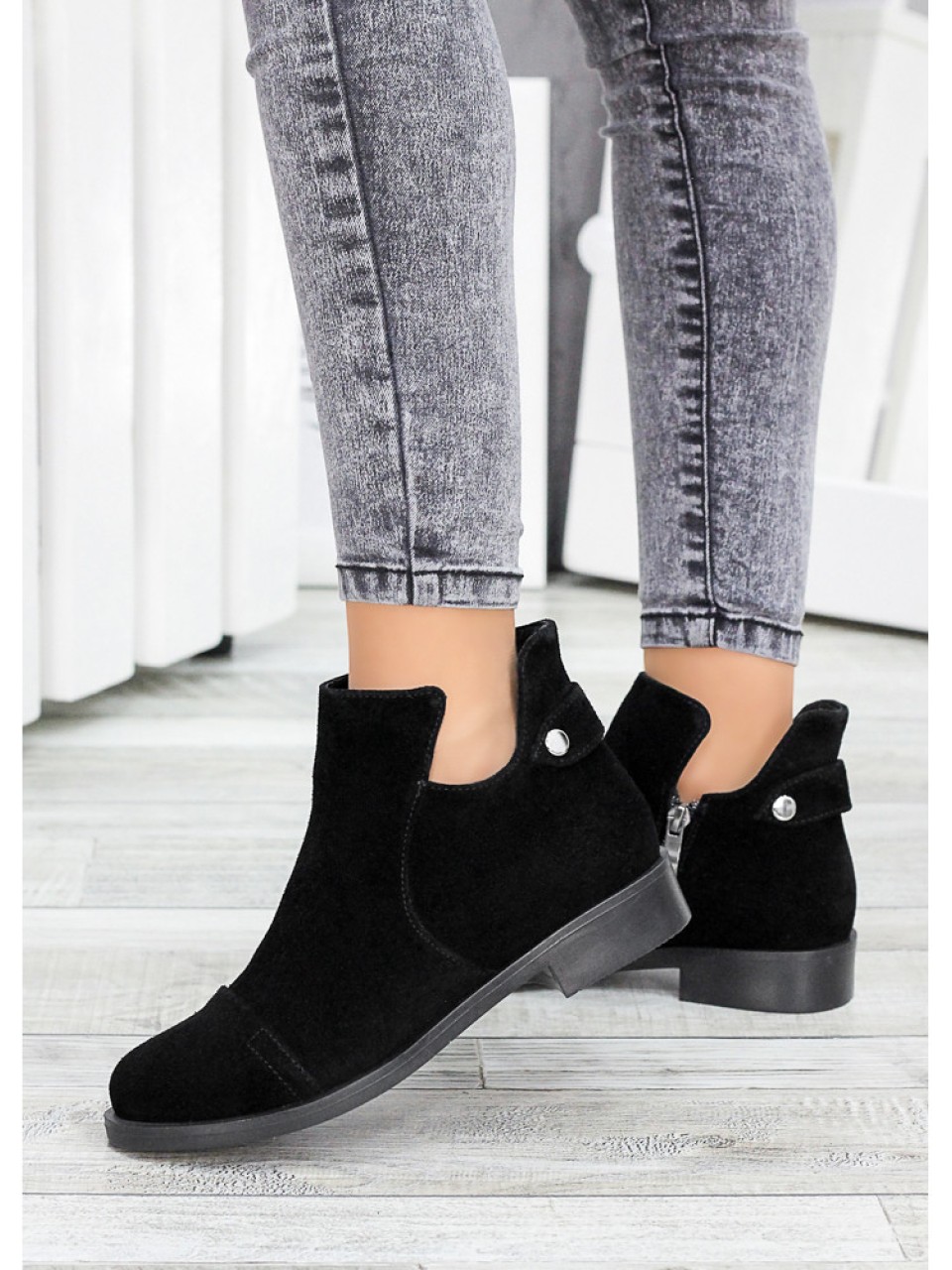 Женские замшевые короткие ботинки на байке черного цвета 34915
