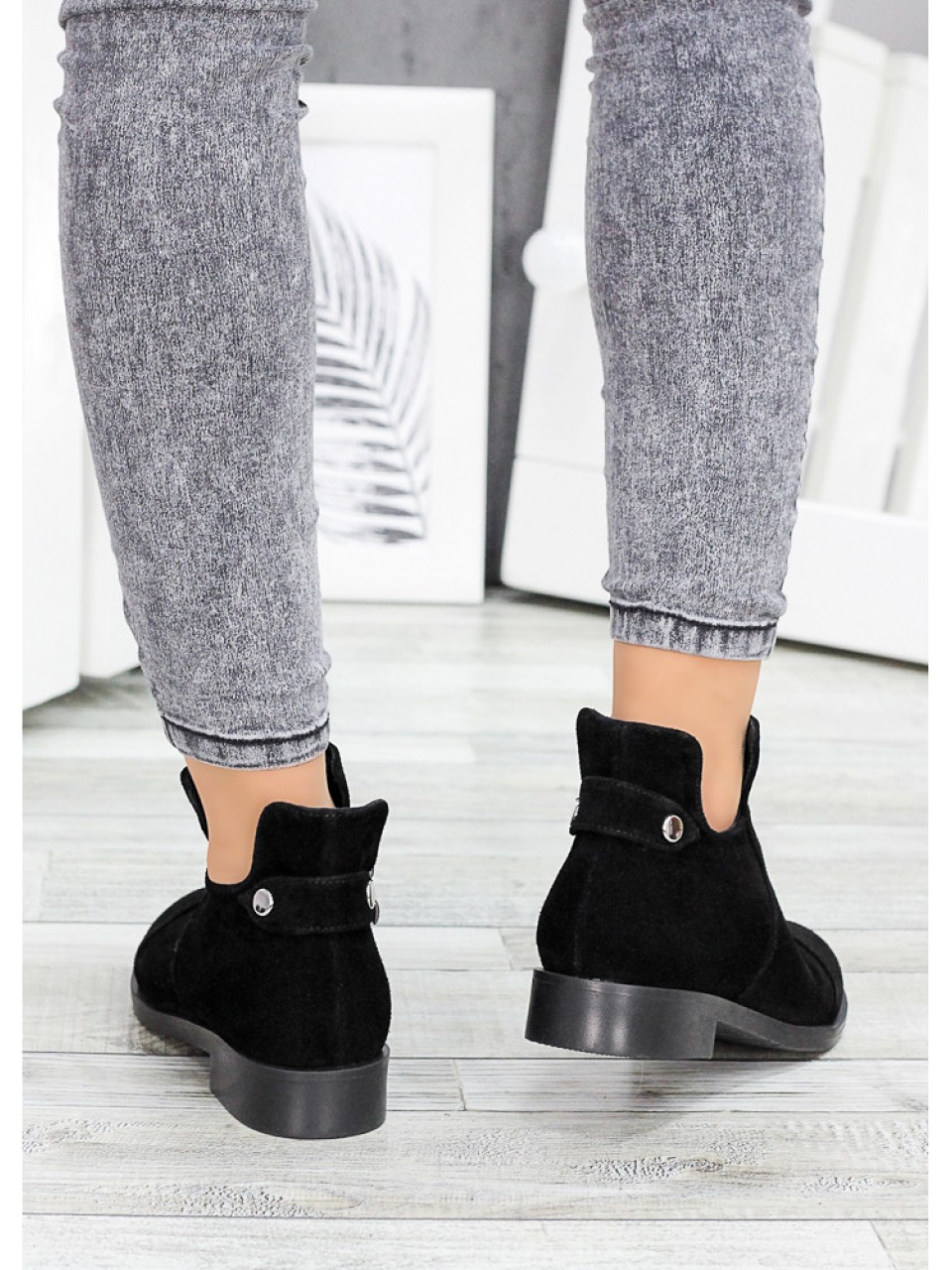 Женские замшевые короткие ботинки на байке черного цвета 34915