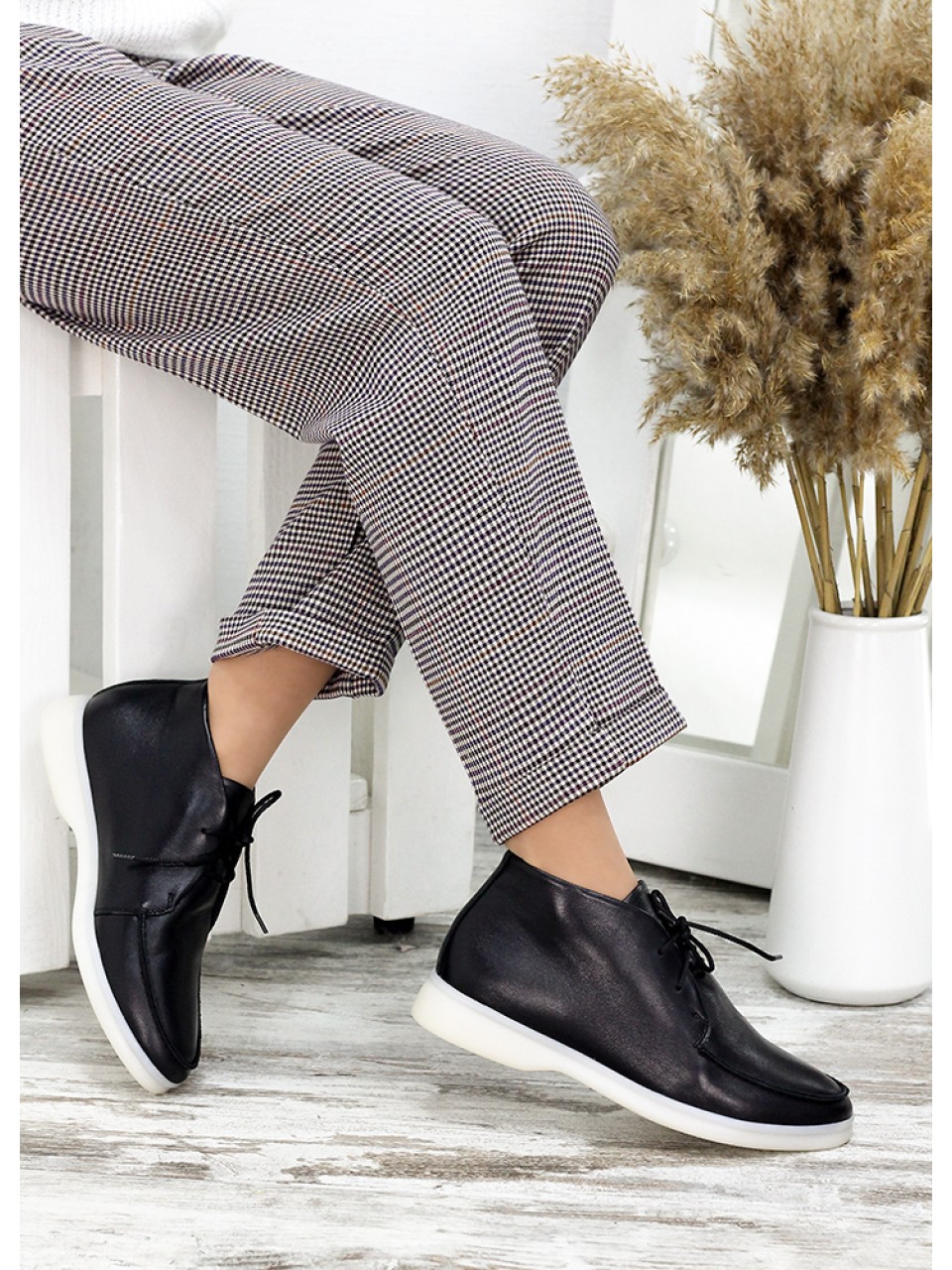 Жіночі короткі шкіряні черевики чорного кольору 34833