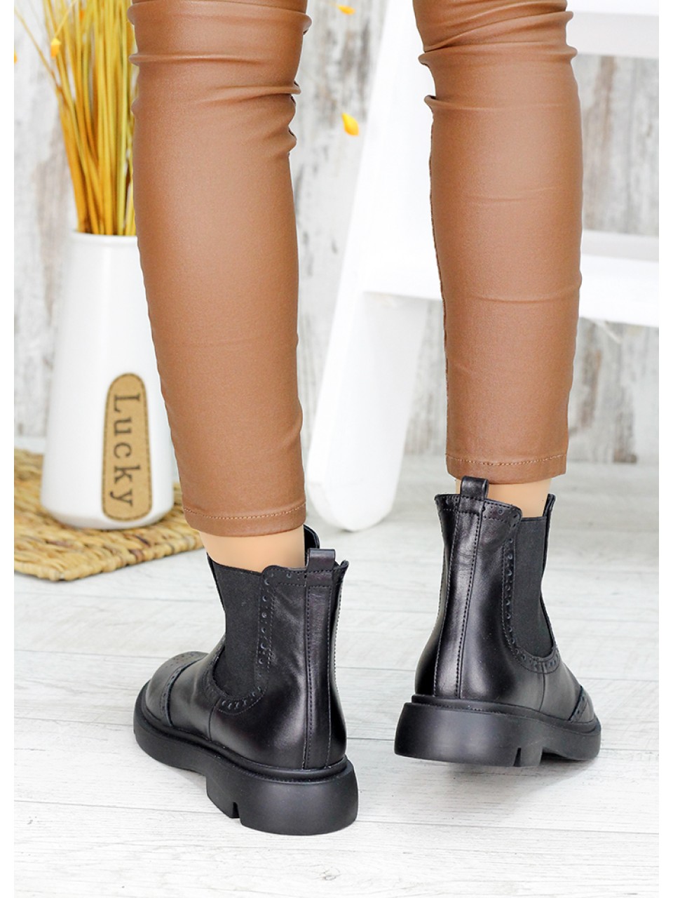 Жіночі шкіряні черевики (байка) чорного кольору 34875