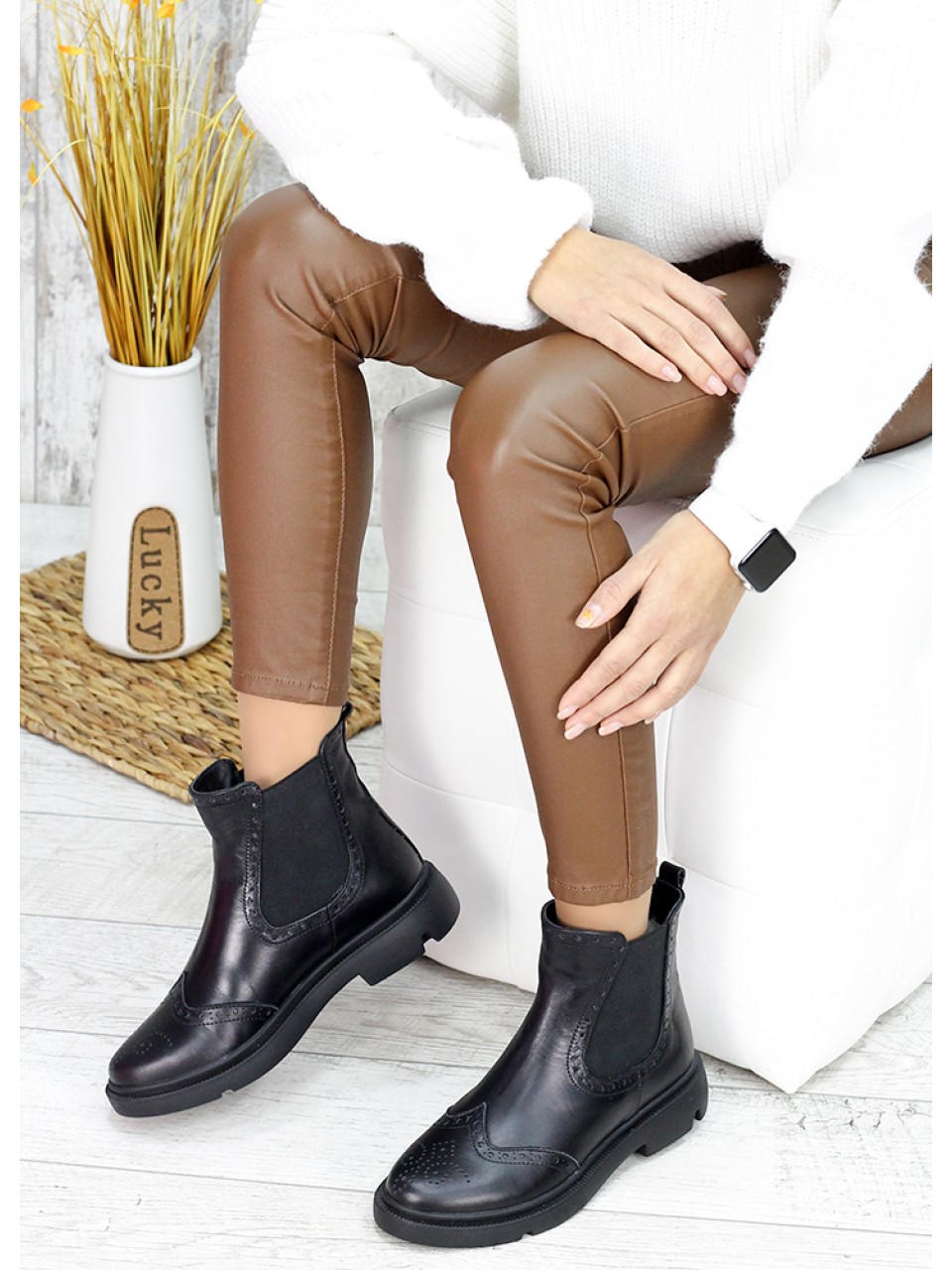 Жіночі шкіряні черевики (байка) чорного кольору 34875
