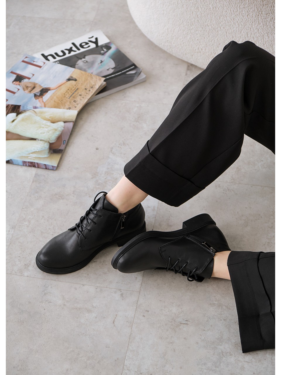 Жіночі короткі шкіряні черевики чорного кольору на шнурівці 34834
