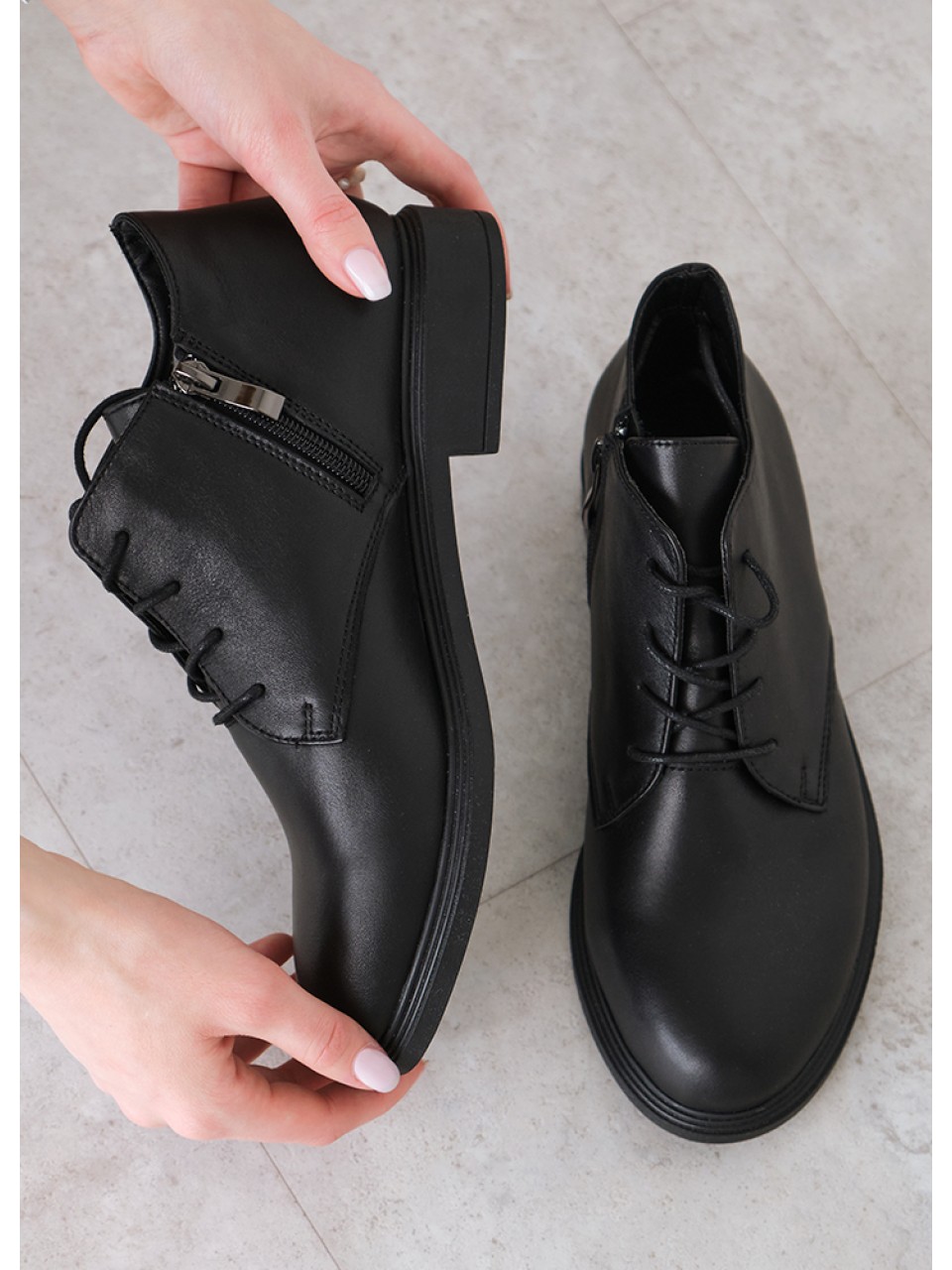 Жіночі короткі шкіряні черевики чорного кольору на шнурівці 34834