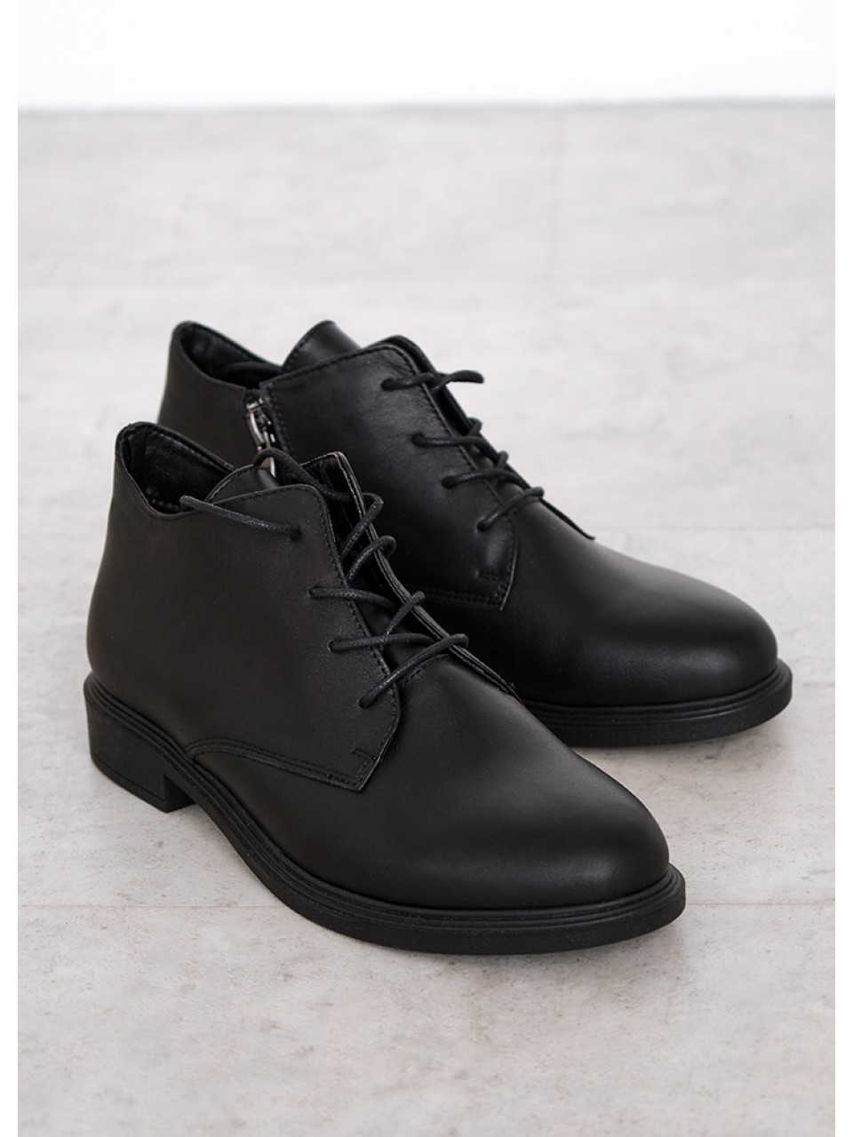 Жіночі короткі шкіряні черевики (байка) чорного кольору на шнурівці 34835