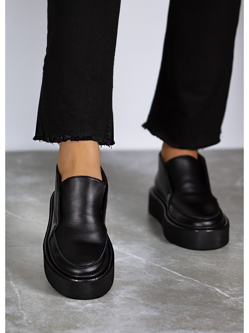 Жіночі короткі шкіряні черевики (байка) чорного кольору 34832