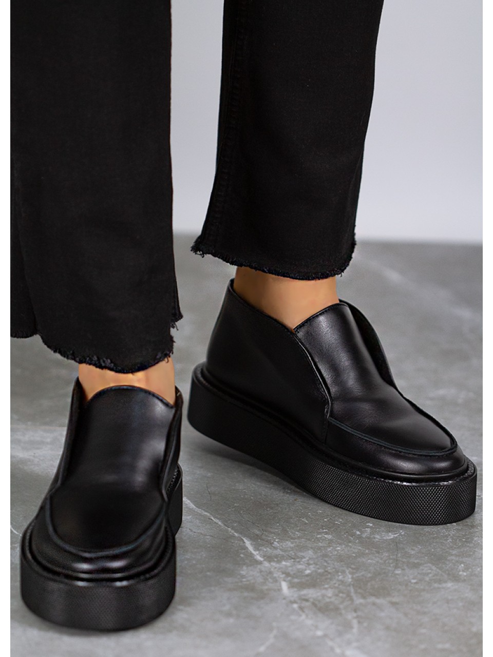 Жіночі короткі шкіряні черевики (байка) чорного кольору 34832
