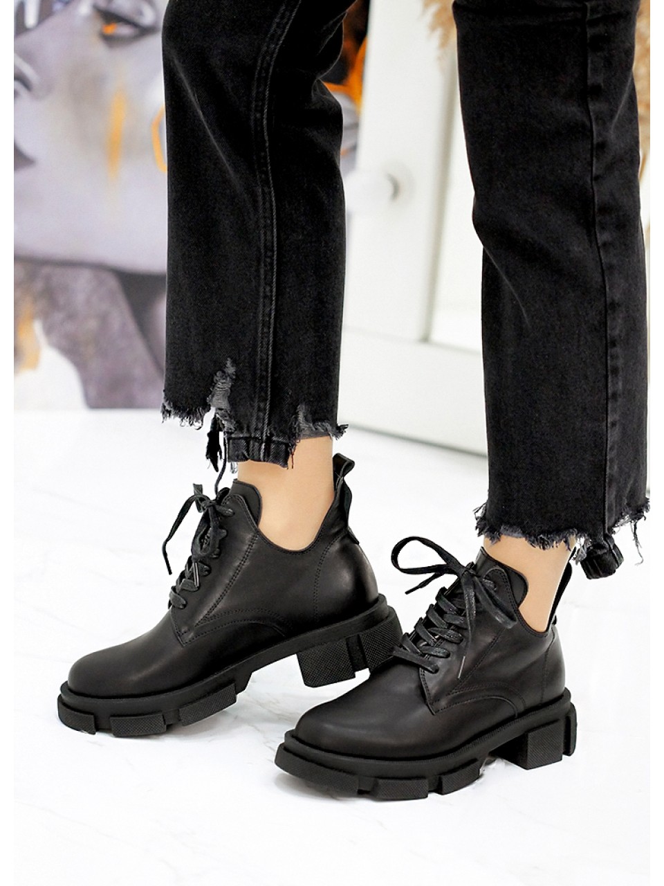 Жіночі шкіряні черевики на шнурівці чорного кольору 34896