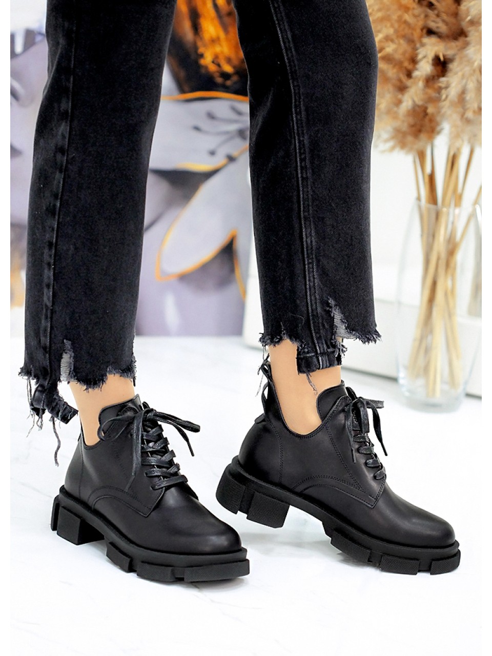 Жіночі шкіряні черевики на шнурівці чорного кольору 34896