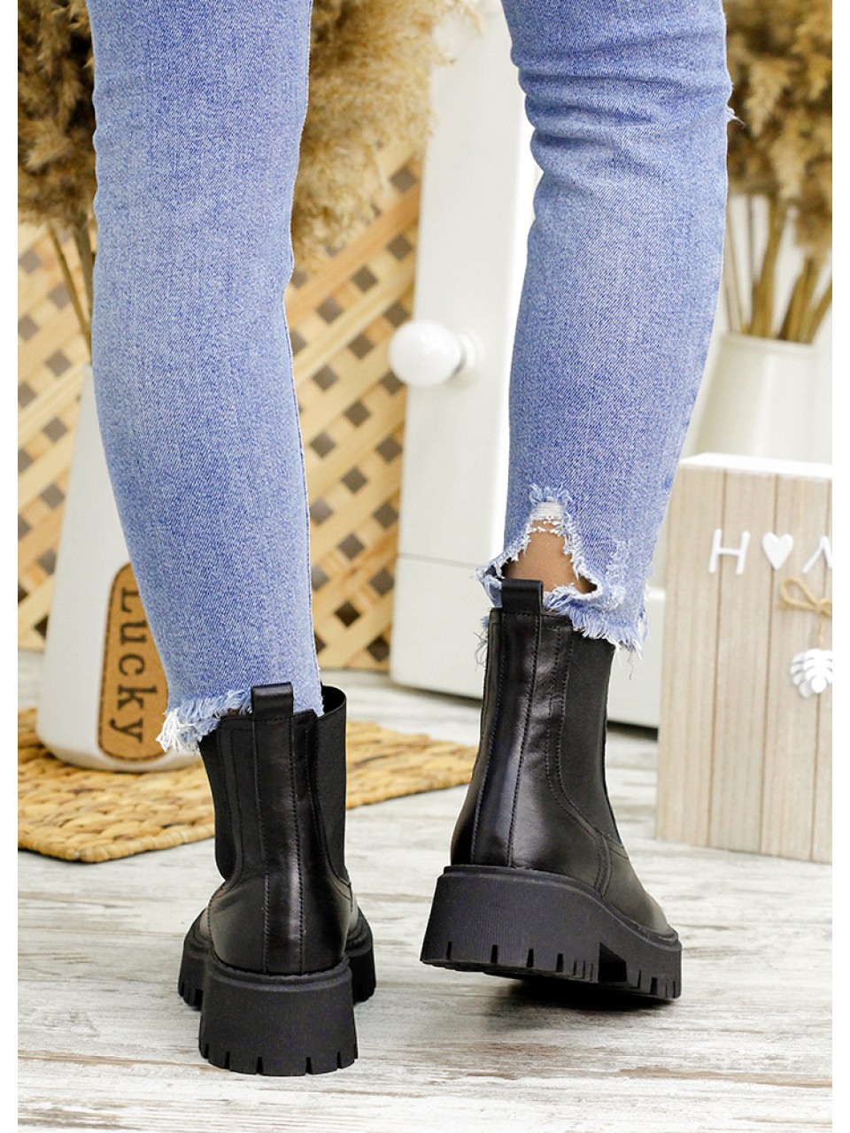 Жіночі шкіряні черевики (байка) чорного кольору 34804