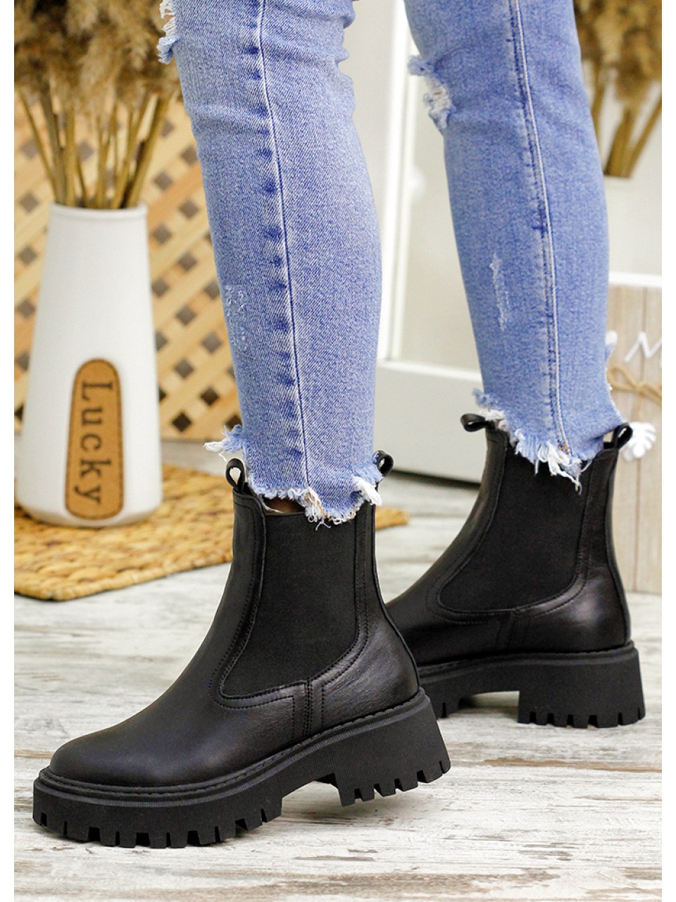 Жіночі шкіряні черевики (хутро) чорного кольору 34805