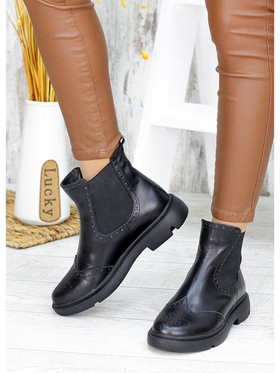 Жіночі шкіряні черевики (хутро) чорного кольору 34876