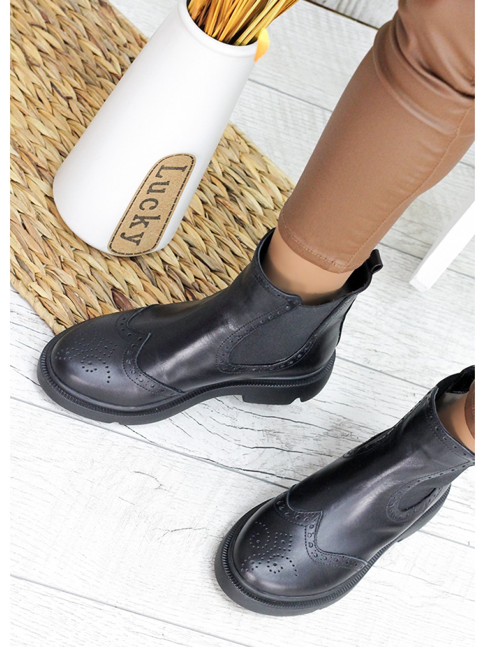 Жіночі шкіряні черевики (хутро) чорного кольору 34876