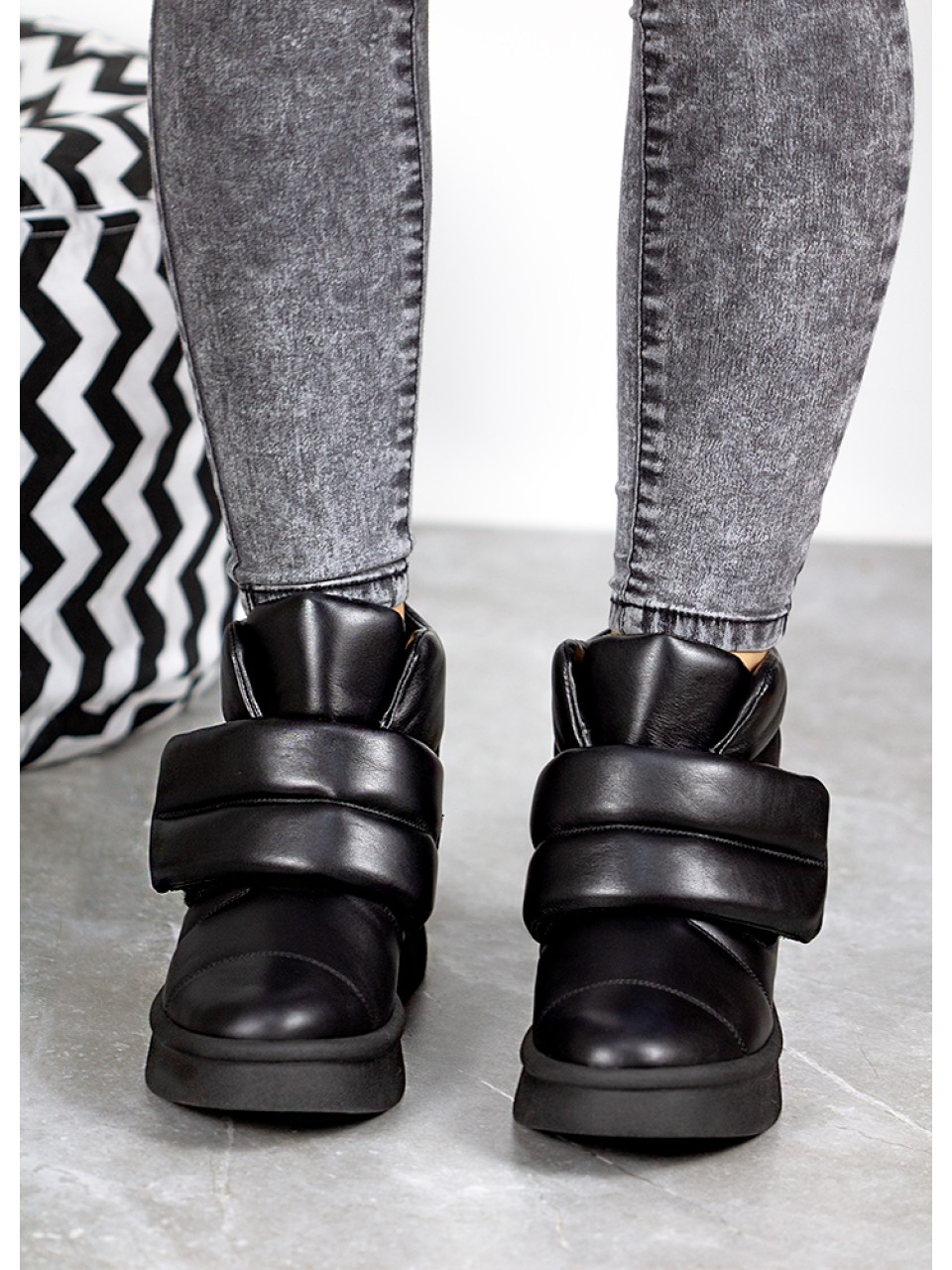 Женские кожаные ботинки на липучке (байка) черного цвета 35049