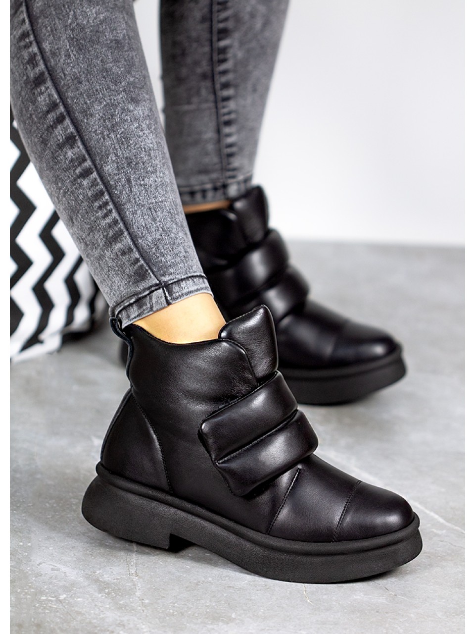 Женские кожаные ботинки на липучке (байка) черного цвета 35049