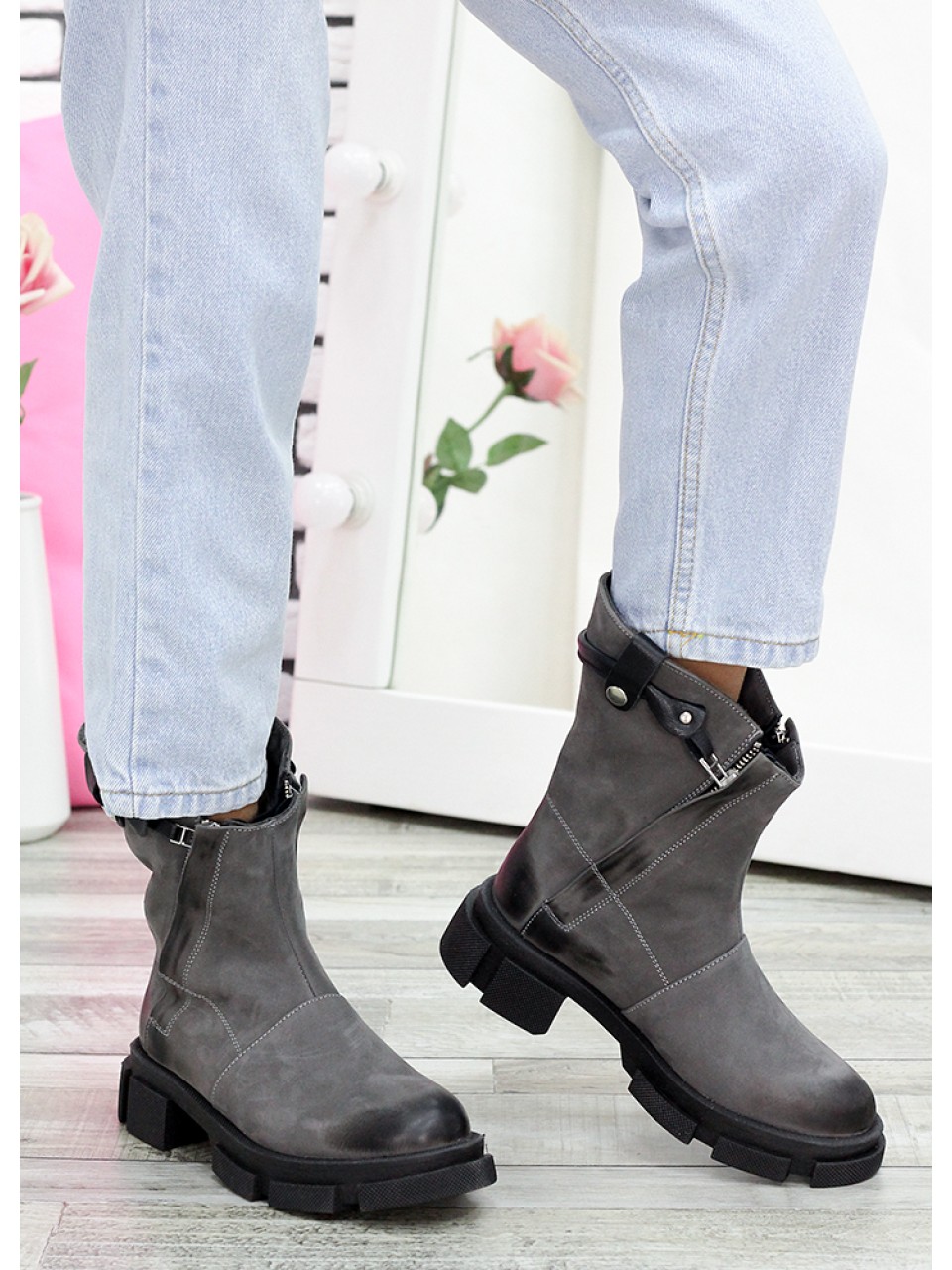 Женские кожаные ботинки (мех) серого цвета 35182