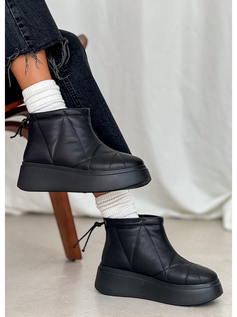 Жіночі шкіряні уггі на платформі (байка) чорного кольору 34792