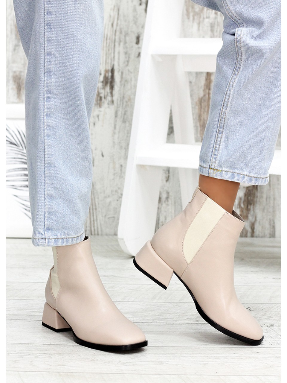 Жіночі шкіряні черевики (байка) бежевого кольору 34895