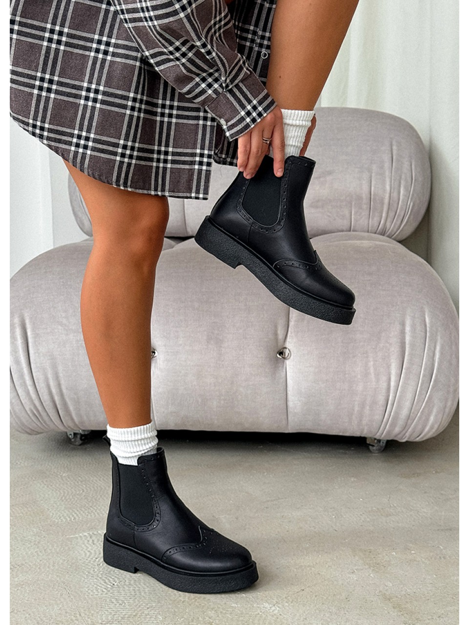Жіночі шкіряні черевики (байка) чорного кольору 34803