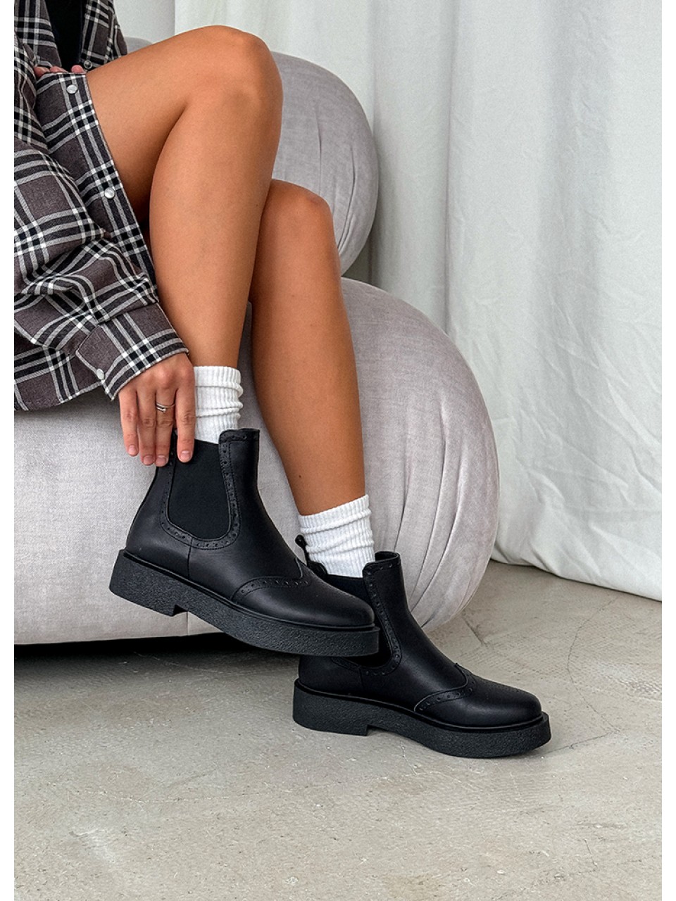 Жіночі шкіряні черевики (байка) чорного кольору 34803