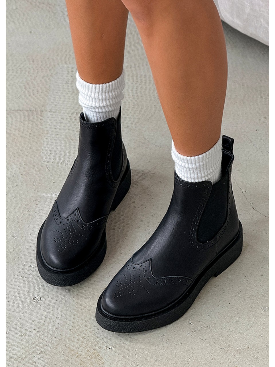 Жіночі шкіряні черевики (байка) чорного кольору 34803