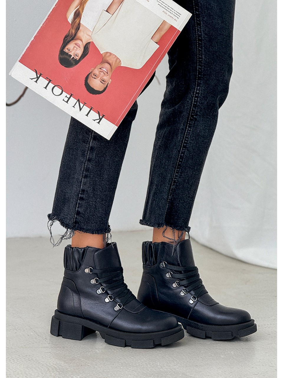 Жіночі шкіряні черевики (байка) чорного кольору 35048