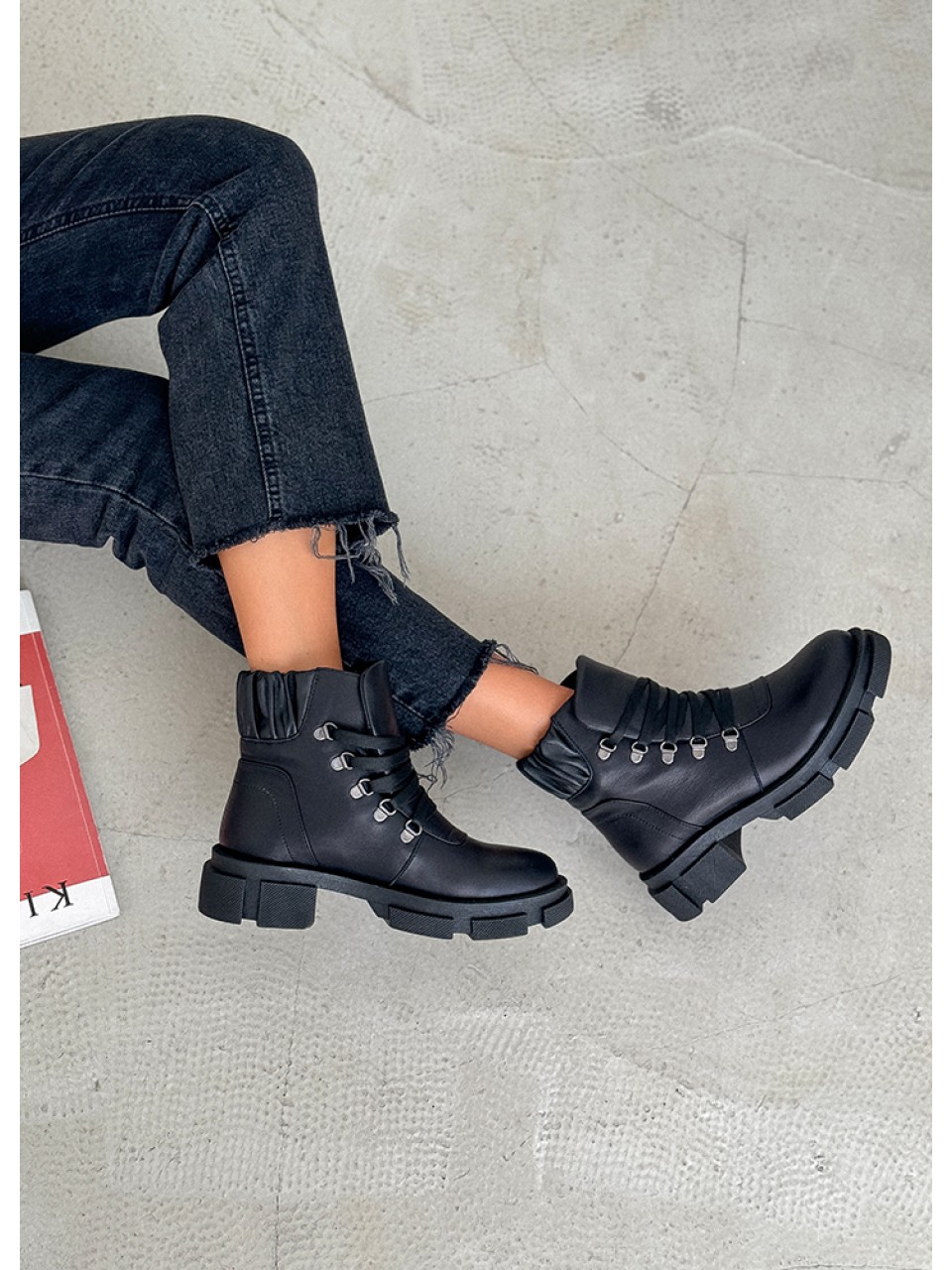Жіночі шкіряні черевики (байка) чорного кольору 35048
