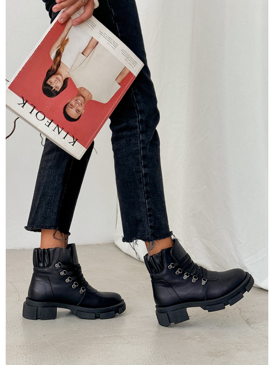 Жіночі шкіряні черевики (байка) чорного кольору 35048
