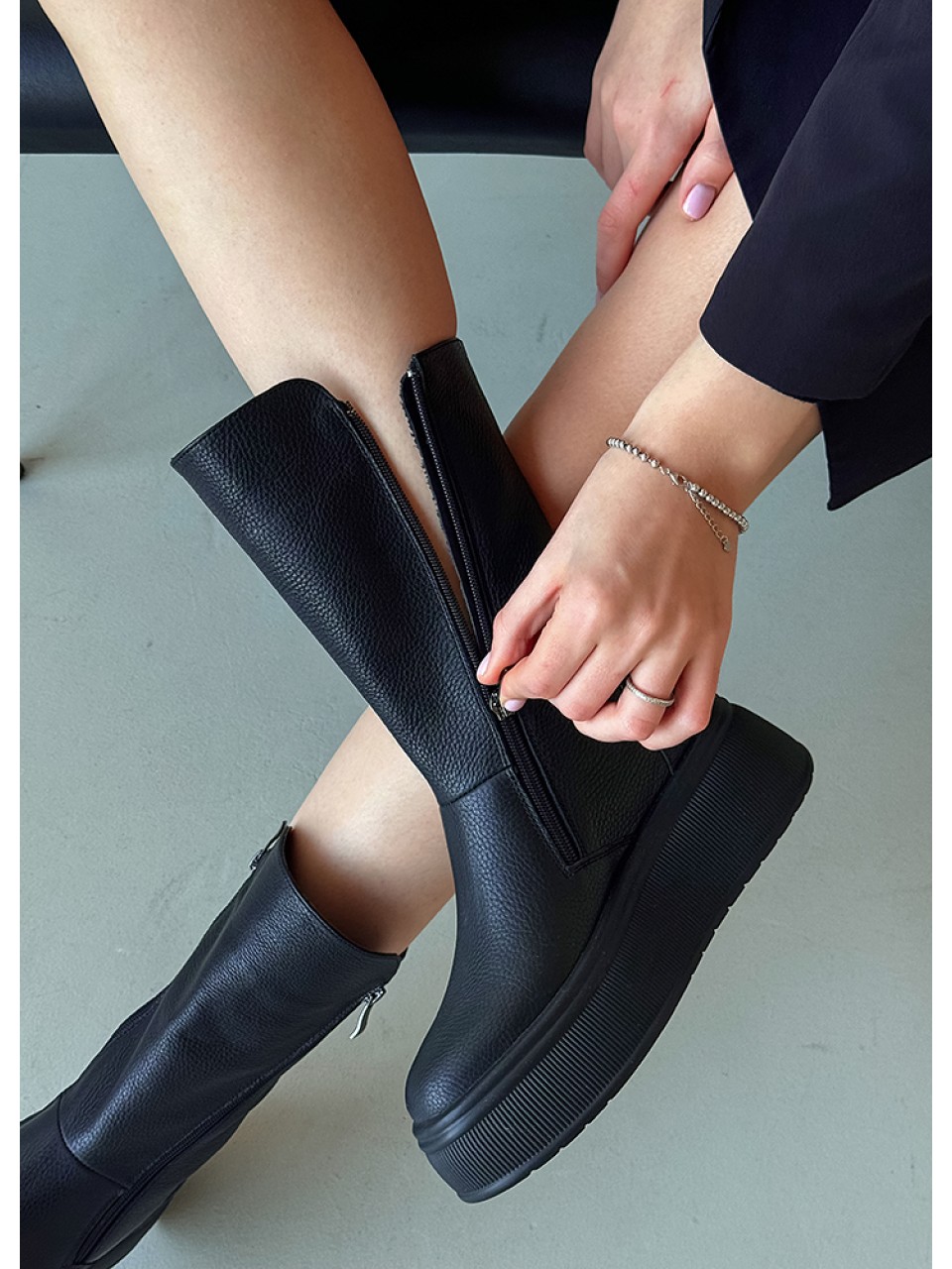 Женские кожаные ботинки на платформе (мех) черного цвета 35183
