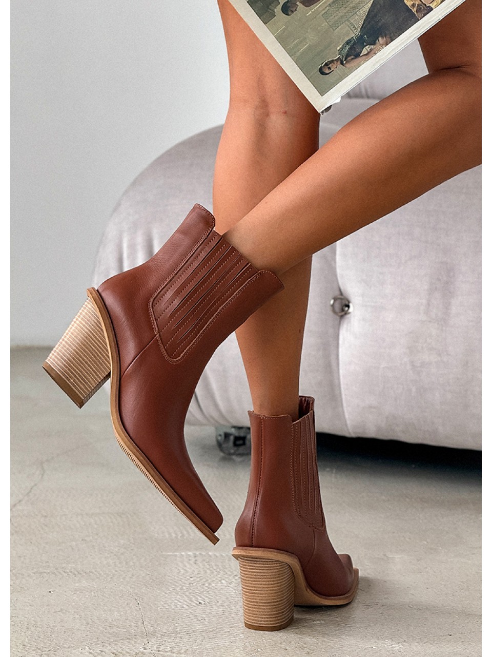 Жіночі шкіряні черевики козаки (байка) коричневого кольору 34928