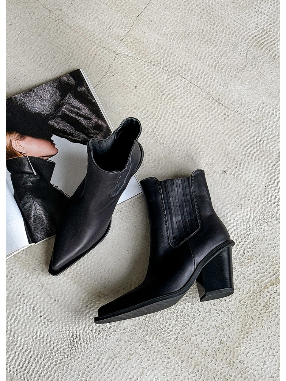 Женские кожаные ботинки казаки (байка) черного цвета 34927