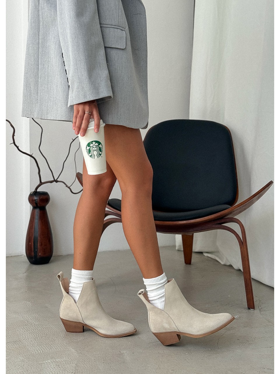 Замшевые женские ботинки казаки (мех) бежевого цвета 34930