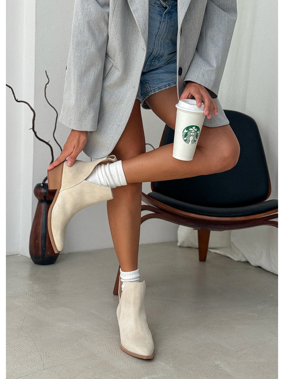 Замшевые женские ботинки казаки (мех) бежевого цвета 34930