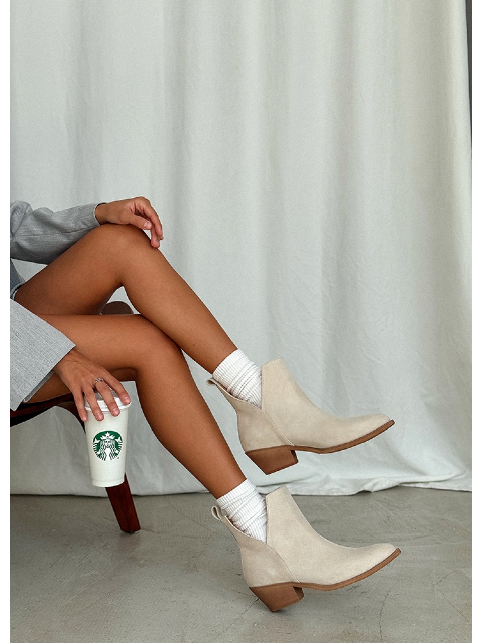 Замшевые женские ботинки казаки (мех) бежевого цвета 34930