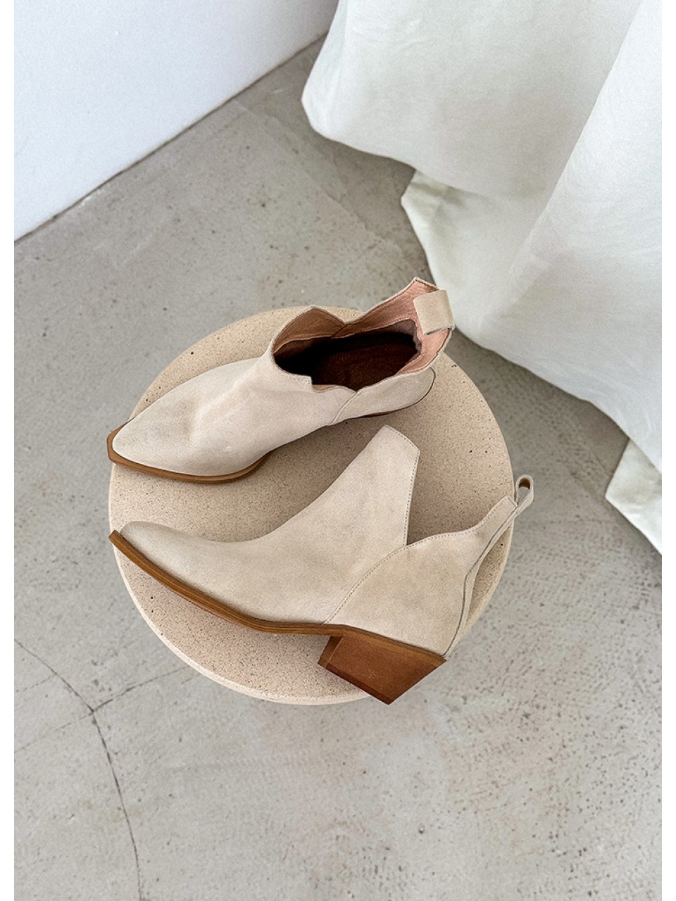 Замшевые женские ботинки казаки (мех) бежевого цвета 34930