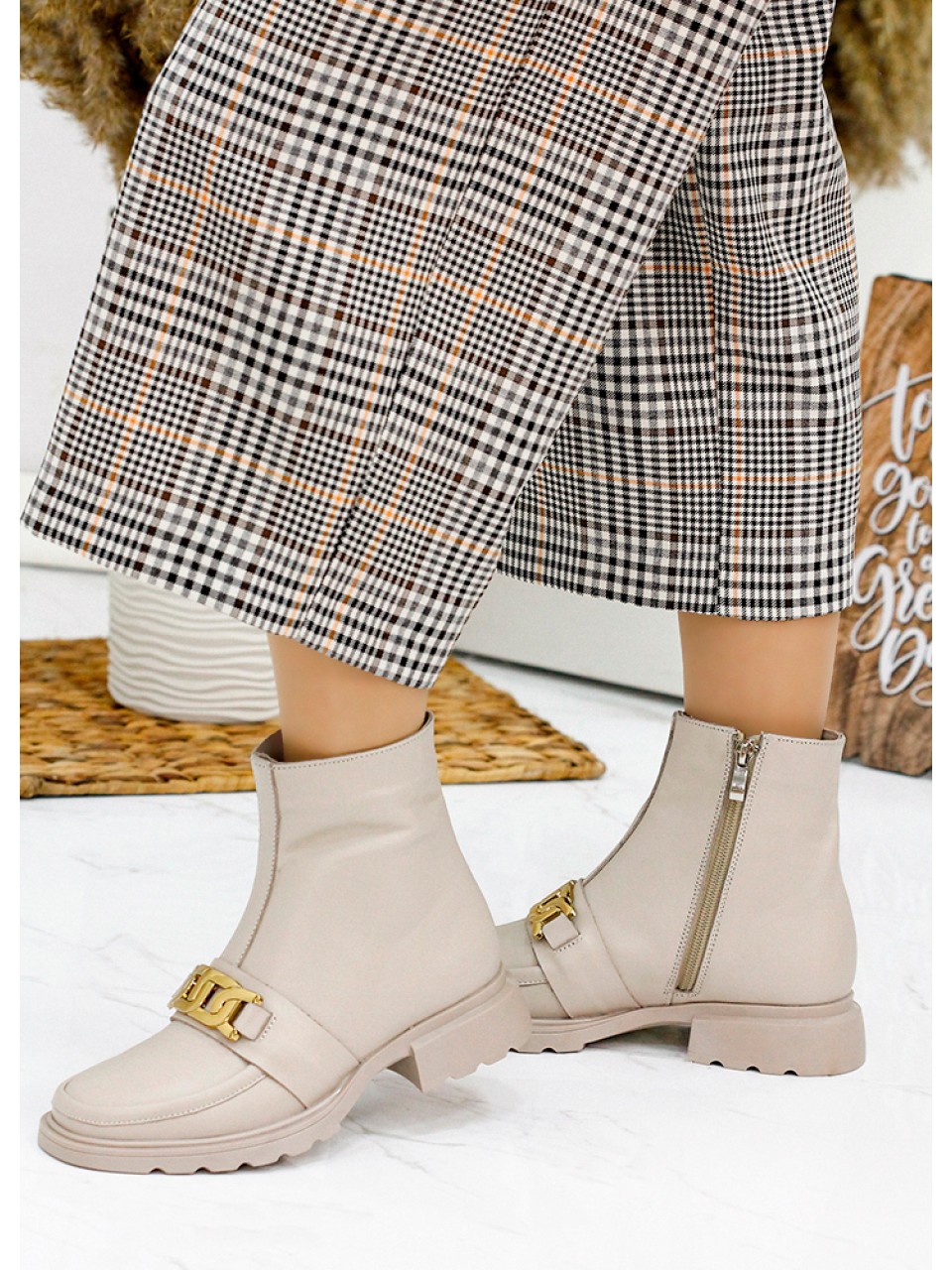 Жіночі шкіряні черевики на змійці (байка) бежевого кольору 35325