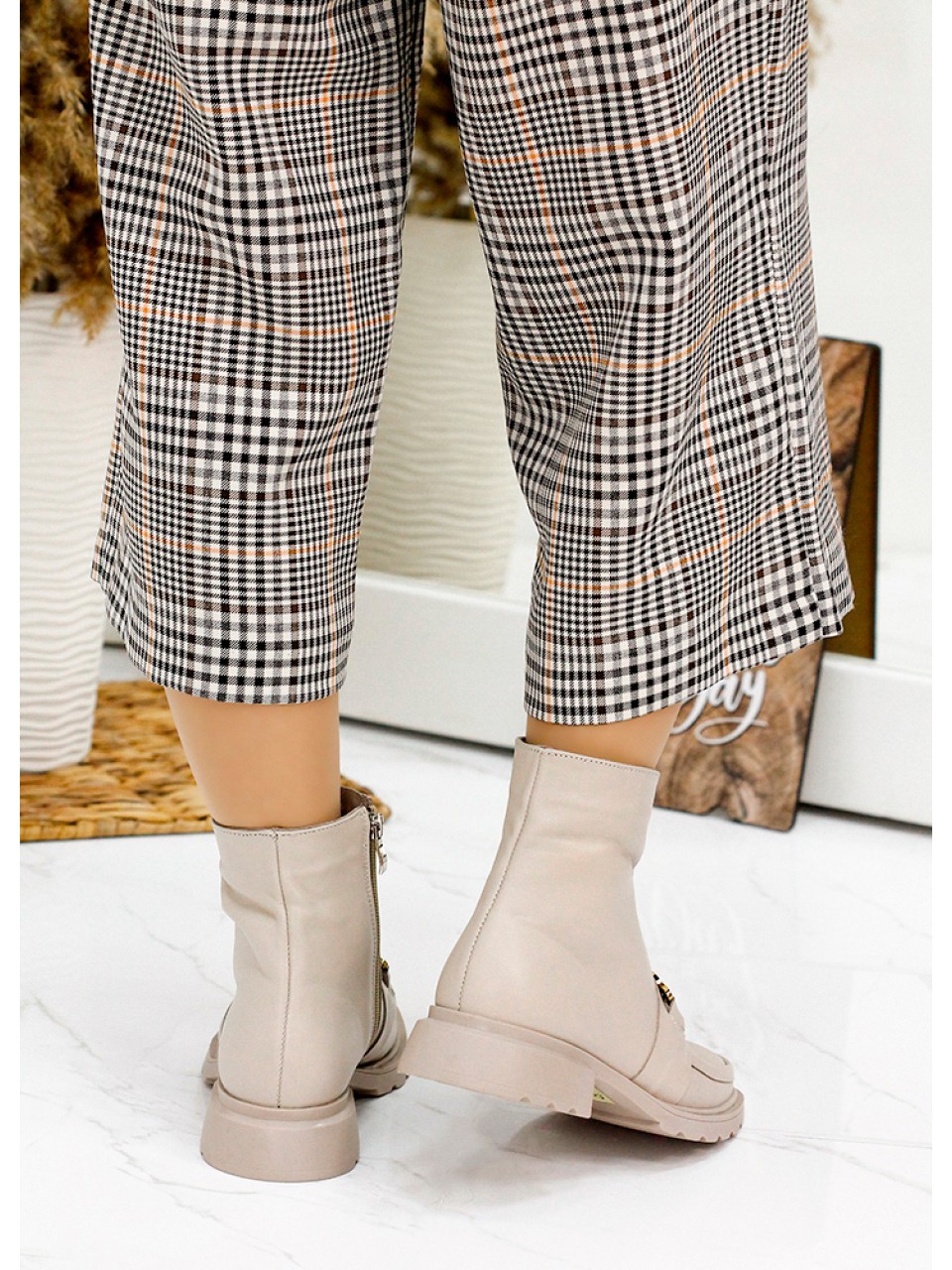 Жіночі шкіряні черевики на змійці (байка) бежевого кольору 35325