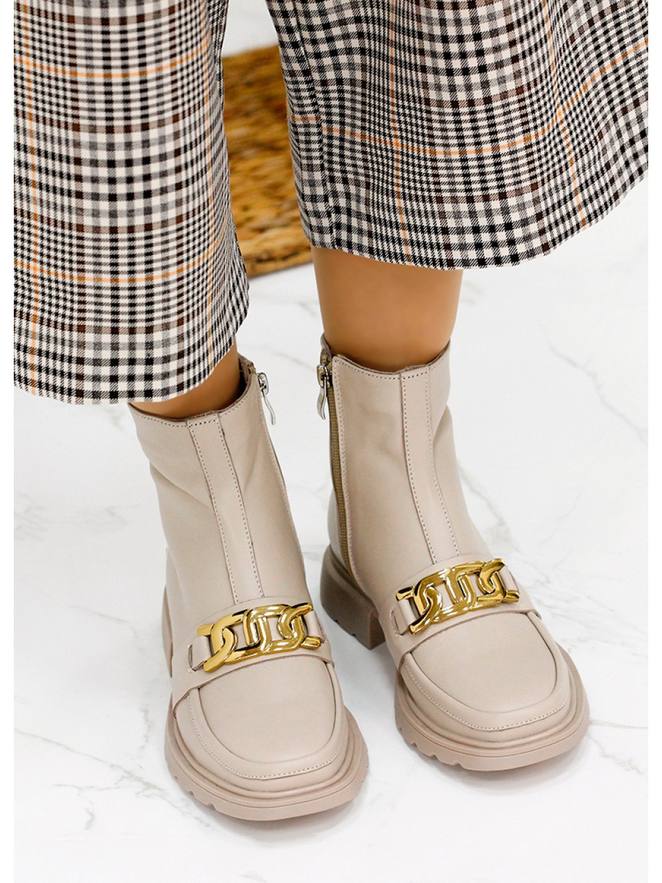 Жіночі шкіряні черевики на змійці (байка) бежевого кольору 35325